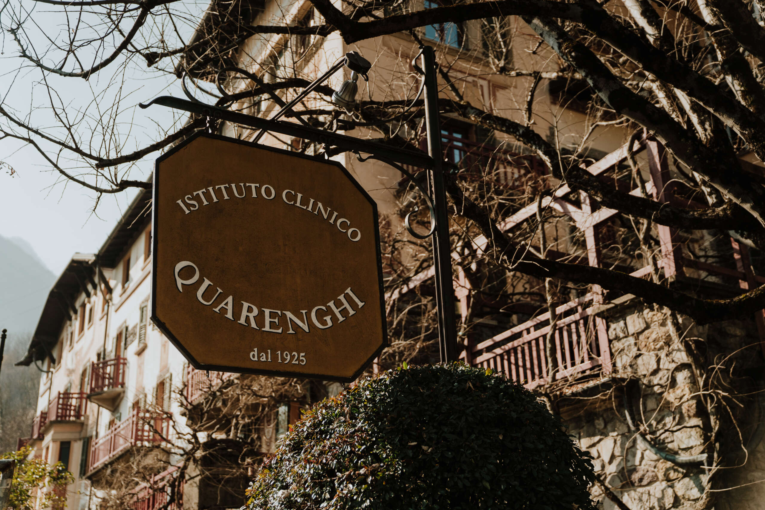 Insegna dell’Istituto Clinico Quarenghi a San Pellegrino Terme — contesto territoriale, struttura distinta da questo blog